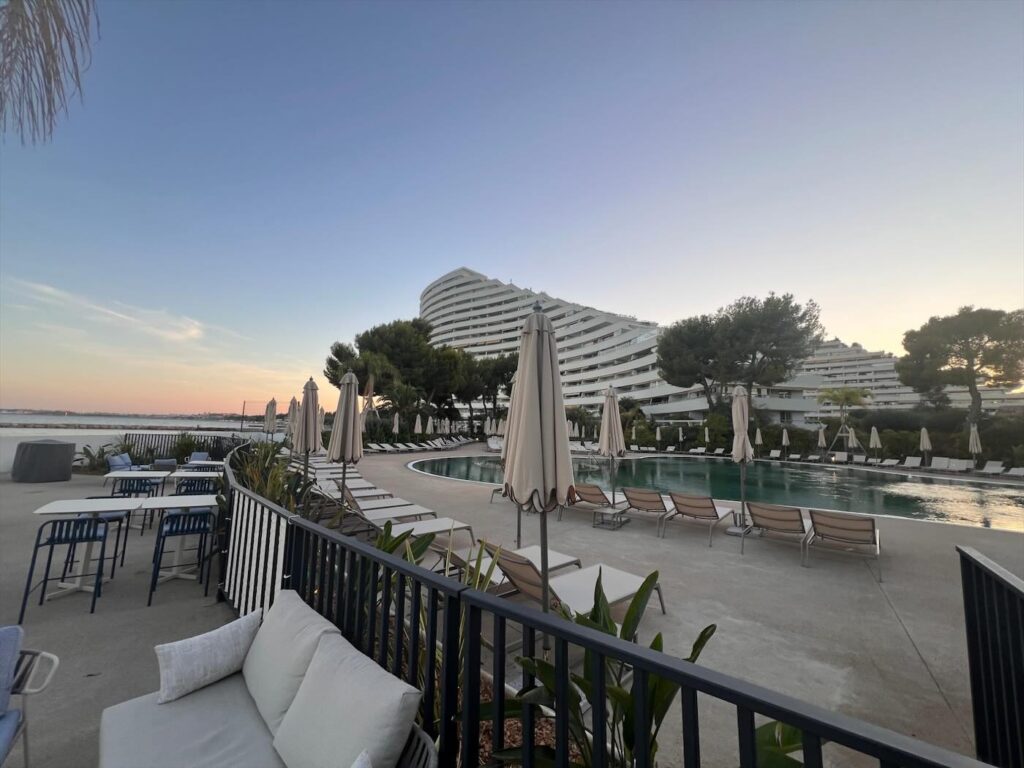 Piscine de l'hôtel avec vue sur les pyramides de Marina Baie des Anges
