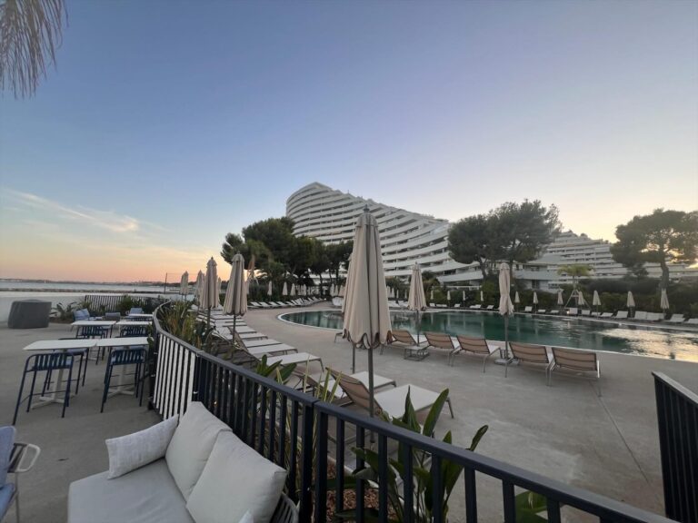 Piscine de l'hôtel avec vue sur les pyramides de Marina Baie des Anges