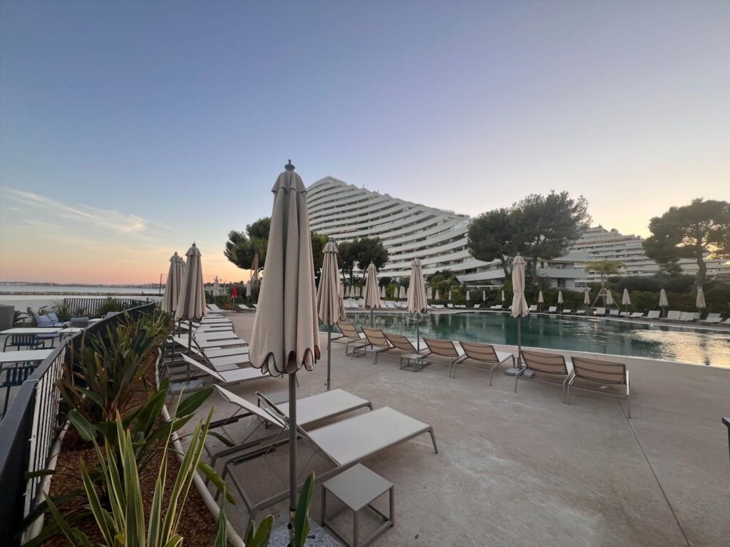 Transats et parasols autour de la grande piscine de l'hôtel