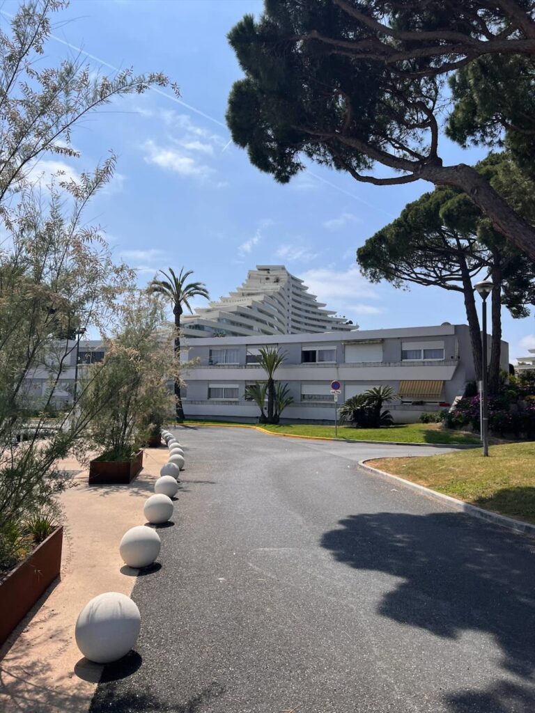 Allée de la résidence et vue sur la Marina Baie des Anges