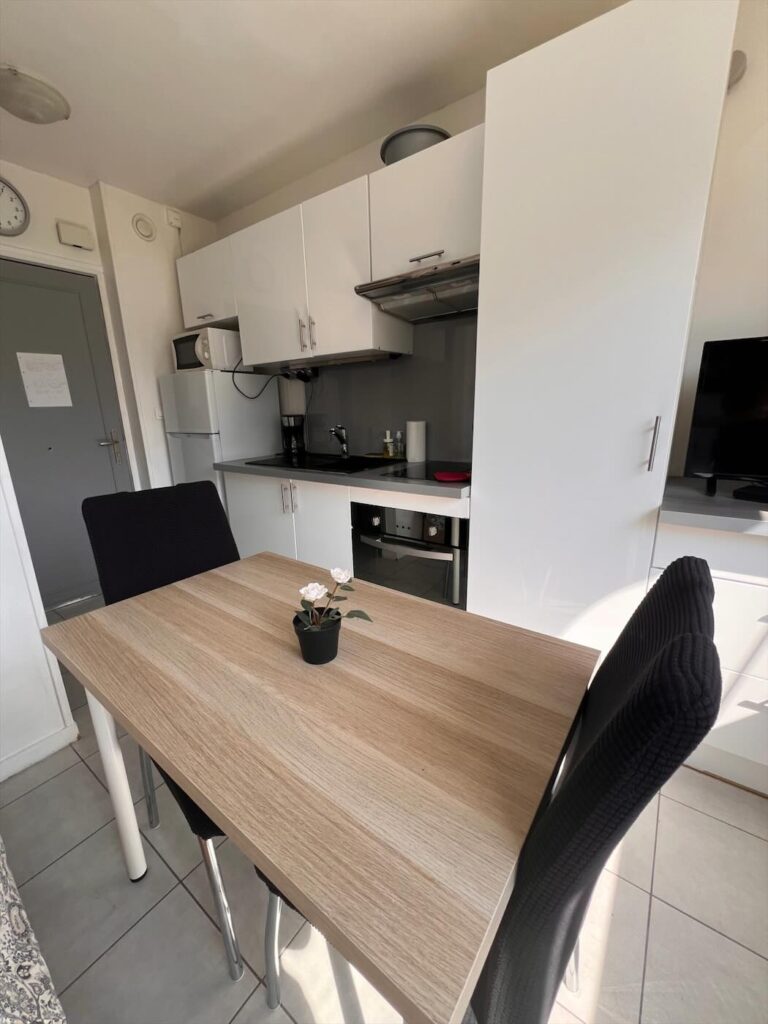 Coin repas et cuisine équipée du studio
