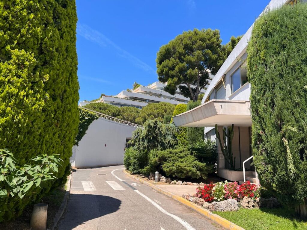 Entrée de la résidence du studio, au calme dans les jardins de Marina Baie des Anges