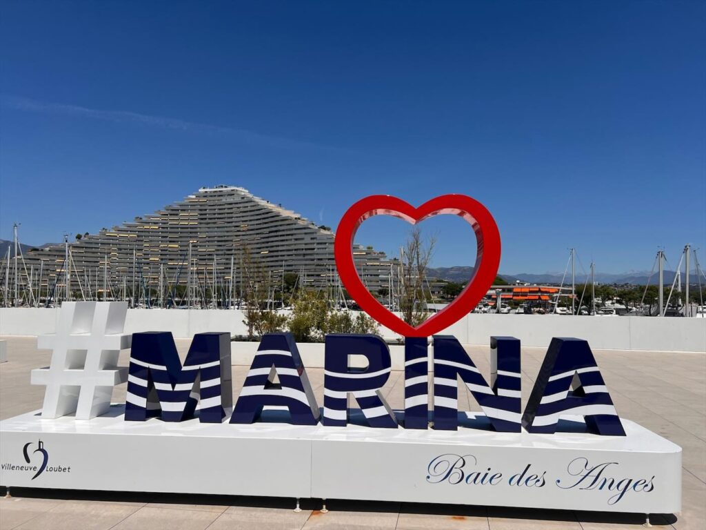 Sculpture #MARINA devant la pyramide de Marina Baie des Anges à Villeneuve-Loubet