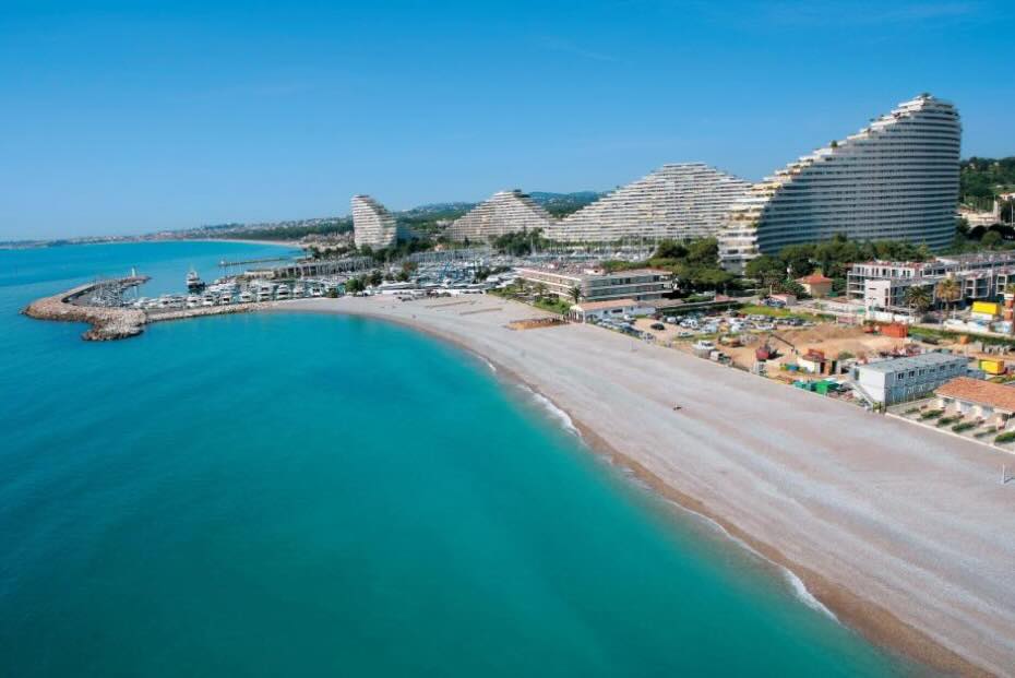 Plage de Villeneuve-Loubet et Marina Baie des Anges vues du ciel