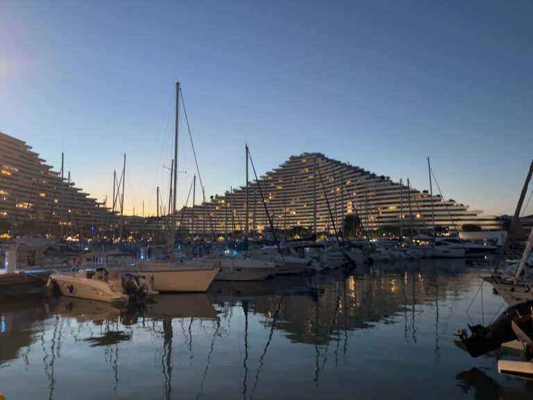 Le port de Marina Baie des Anges au coucher du soleil