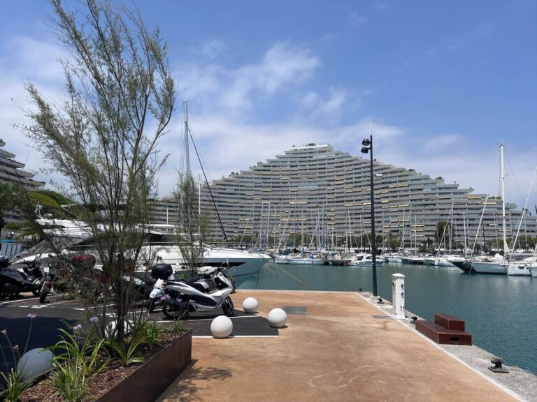 Le port et la pyramide de Marina Baie des Anges