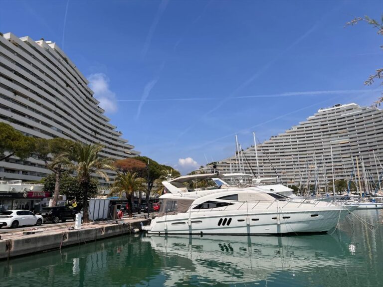 Yacht amarré au port de Marina Baie des Anges