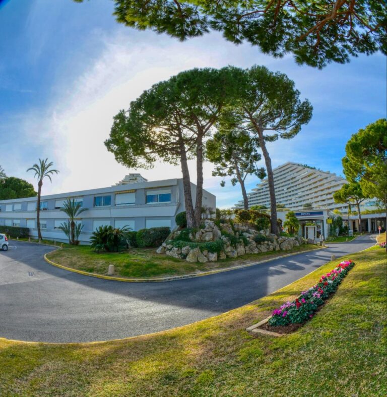 Résidence Marina Baie des Anges entourée de pins