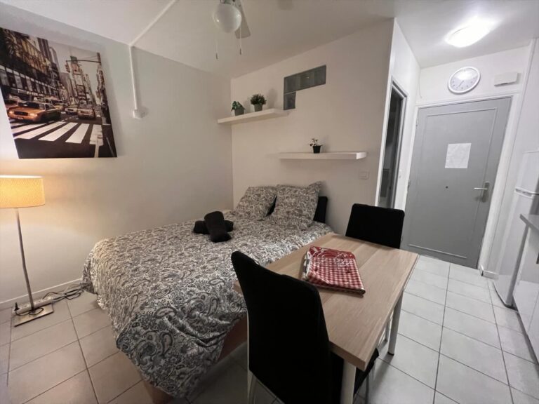 Le studio en soirée, lit double et coin repas