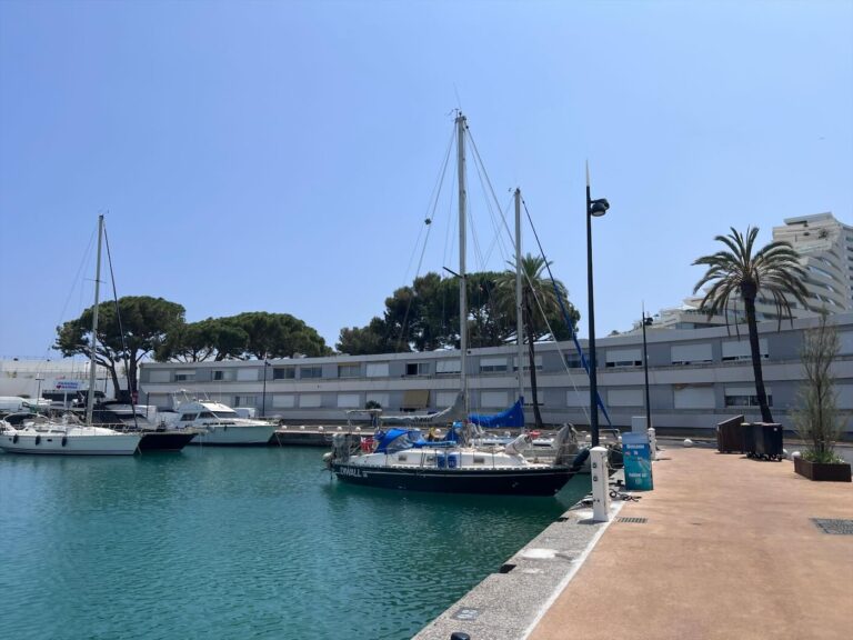 Voiliers amarrés le long du quai de la résidence