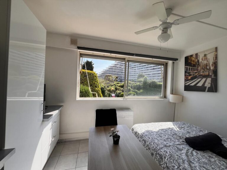 Studio avec vue sur les jardins et la marina